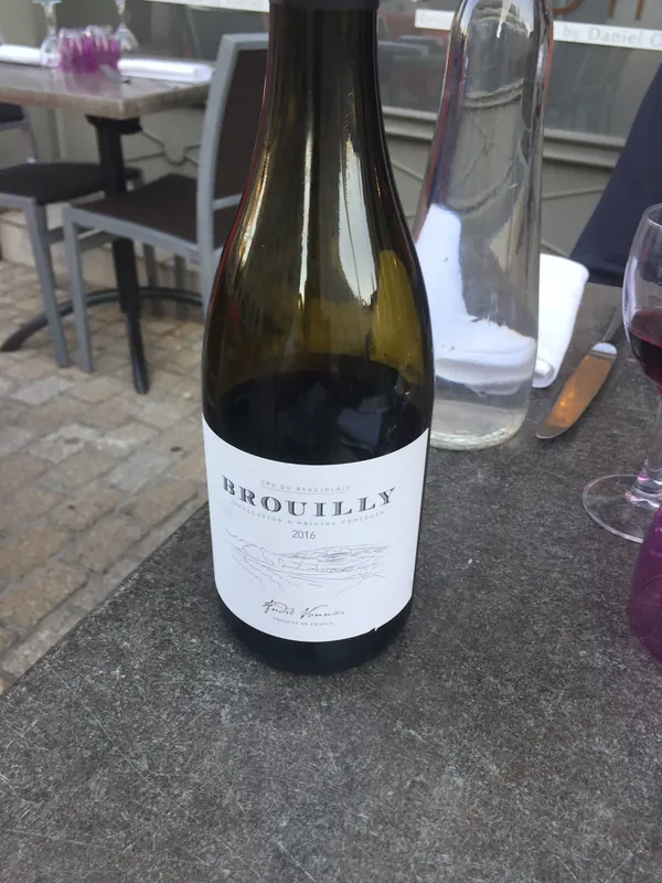 Brouilly wine label